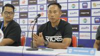Pelatih kiper PSIS Semarang, I Komang Putra, saat mengikuti sesi konferensi pers di Stadion Manahan, Jumat (2/8/2022) jelang duel kontra Persis Solo pada pekan kedelapan BRI Liga 1. (Dok. PSIS Semarang)