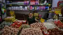 Seorang pedagang menunggu pembeli dalam tokonya di Wuhan, Provinsi Hubei, China, 5 Agustus 2020. Pencabutan karantina 76 hari di Wuhan terkait COVID-19 pada April lalu membawa kehidupan dan lalu lintas kembali macet. (Hector Retamal/AFP)