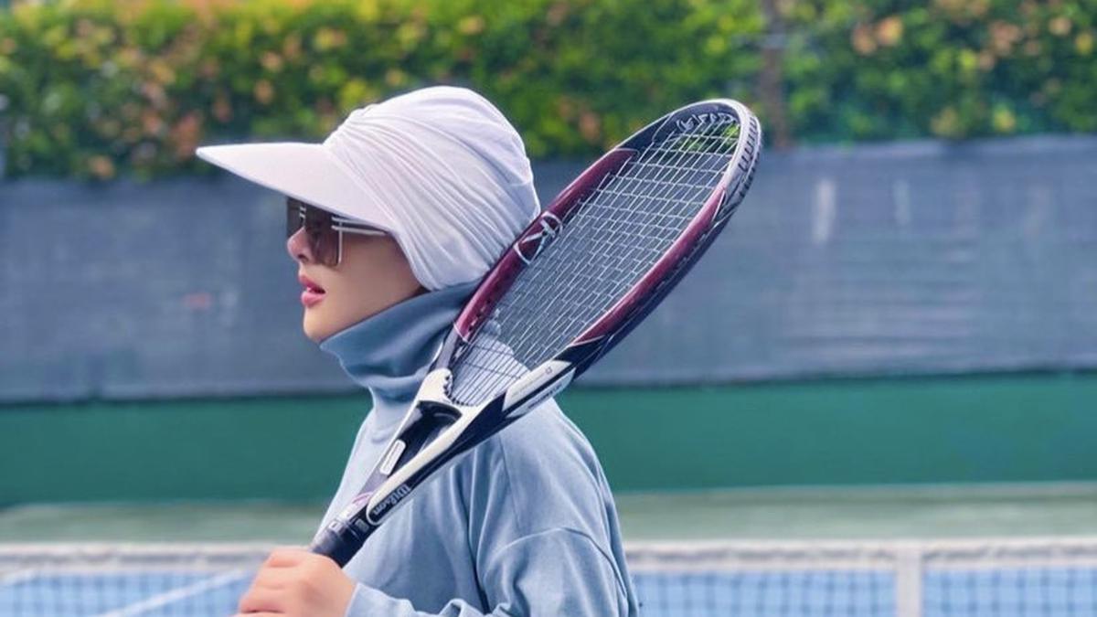 Outfit Olahraga Tenis ala Syahrini, Anggun dan Sporty