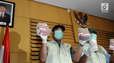 Dalam operasi ini, tim Satgas KPK mengamankan sejumlah orang berikut barang bukti berupa uang suap. 