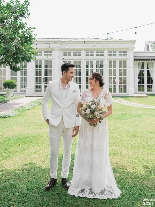 Anniversary ke-15, Ini 7 Potret Darius Sinathrya dan Donna Agnesia Pakai Baju Pernikahan
