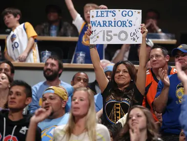 Seorang Fans merayakan kemenagan beruntun  Golden State Warriors 15-0 saat mengalahkan Denver Nuggets 118-105 di Pepsi Center, Minggu, (23/11/2015) (AFP Photo/ Doug Pensinger/Getty Images/AFP)
