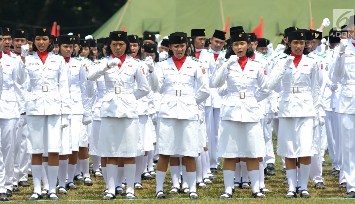 Purna Paskibraka Indonesia (PPI) 2017 gelar apel kebangsaan di lapangan PP-PON Kemenpora Cibubur, Jakarta Timur, Rabu (23/8). Apel kebangsaan ini dihadiri 3 ribu peserta paskibraka dari seluruh Indonesia. (Liputan6.com/Yoppy Renato)