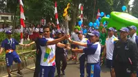Artis Chicco Jerikho menjadi pembawa obor Asian Games 2018 di Kota Bogor, Selasa (14/8/2018). (Liputan6.com/Achmad Sudarno)