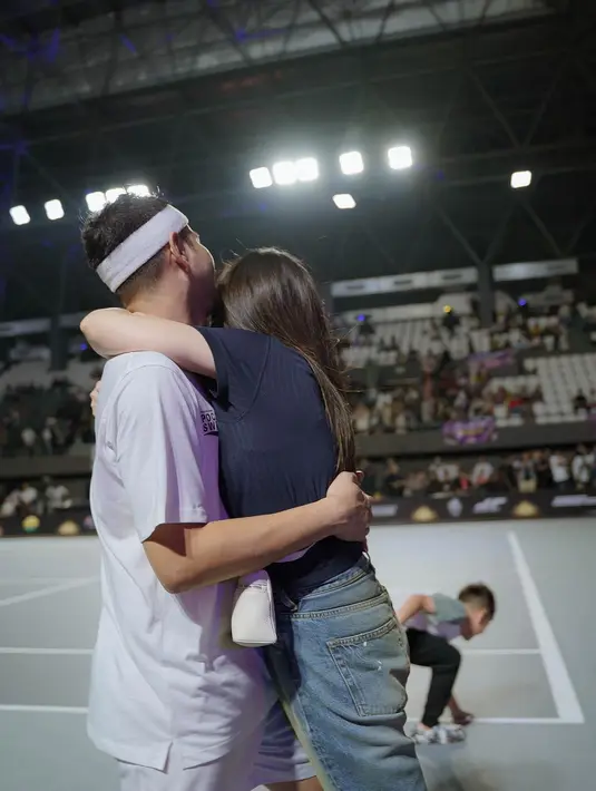 Selain menyebut Raffi tak menjaga perasaan istri, ada juga yang berprasangka baik. "Saya berprasangka baik, ini yang motret pasti ka gigi," tulis niam_paijun. [Instagram/raffinagita1717]