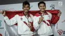 Perenang Indonesia Glenn Victor Sutanto (kanan), Triady Fauzi Sidiq (kanan) menunjukan medali usai bertanding di SEA Games 2017 di National Aquatic Centre, Bukit Jalil, Malaysia, Rabu (23/8). (Liputan6.com/Faizal Fanani)