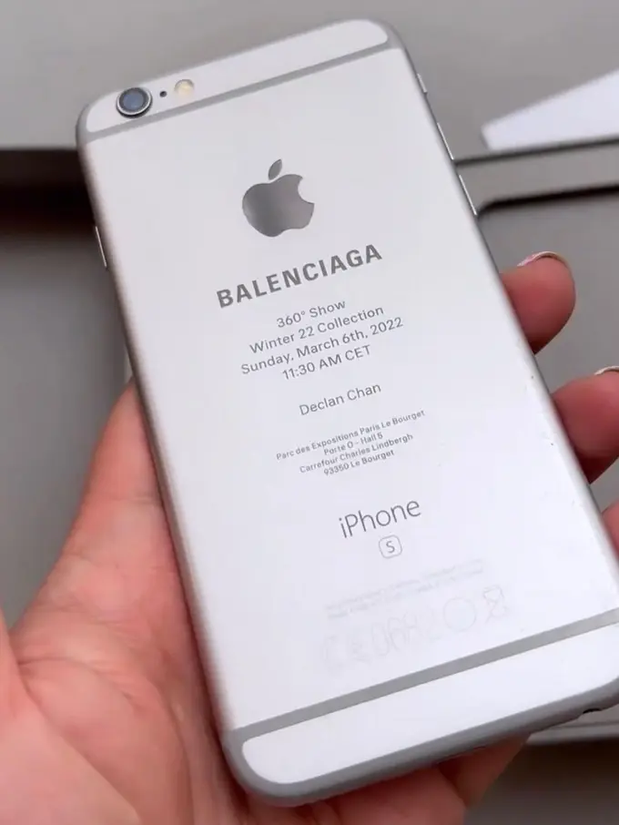 Balenciaga Kirim Undangan Paris Fashion Week dengan iPhone 6S Rusak, Ada Maksud Apa?