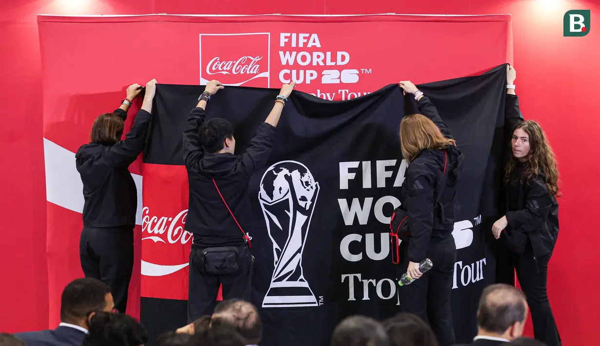 Trofi FIFA World Cup 2026 saat akan diperlihatkan kepada media di Jakarta International Convention Center (JICC), Senayan, Jakarta, Kamis (22/1/2026). Bola.com/ Abdul Aziz)
