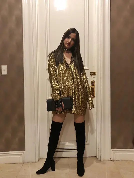 Nia tampil cantik menawan saat mengenakan busana warna emas yang dipadu dengan sepatu boot warna hitam. (Foto: instagram.com/ramadhaniabakrie)