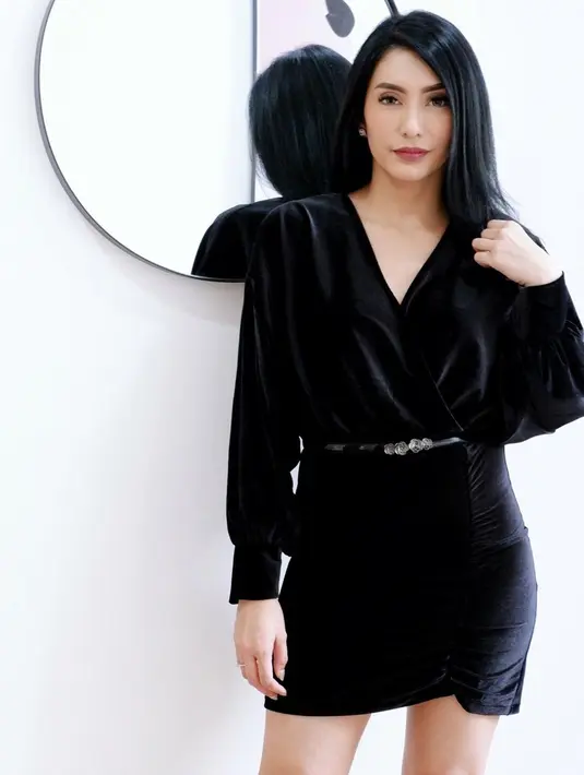 Tampil anggun sekaligus elegan dengan dress berwarna hitam, gaya Tyas Mirasih ini juga curi perhatian publik. simple dress yang digunakan oleh Tyas satu ini pun terlihat begitu menawan ditambah dengan aksen sabuk kecil pada pinggangnya. (Liputan6.com/IG/@tyasmirasih)