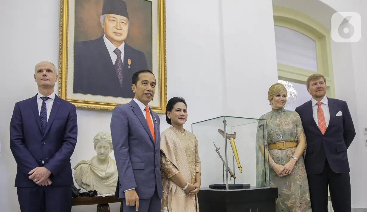 Presiden Joko Widodo didampingi Ibu Negara Iriana dan Raja Belanda Willem Alexander didampingi Ratu Maxima Zorreguieta Cerruti berpose di dekat keris milik Pahlawan Nasional Pangeran Diponegoro yang dikembalikan saat pertemuan di Istana Bogor, Selasa (10/3/2020). (Liputan6.com/Faizal Fanani)