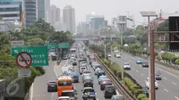 Ratusan antrian kendaraan mengalami kemacetan saat melintas di jalan tol Jakarta, Rabu (30/9/2015). Jasa Marga mencatat volume kendaraan yang melewati seluruh ruas jalan tol yang dikelola BUMN Tol ini mengalami peningkatan. (Liputan6.com/Angga Yuniar)