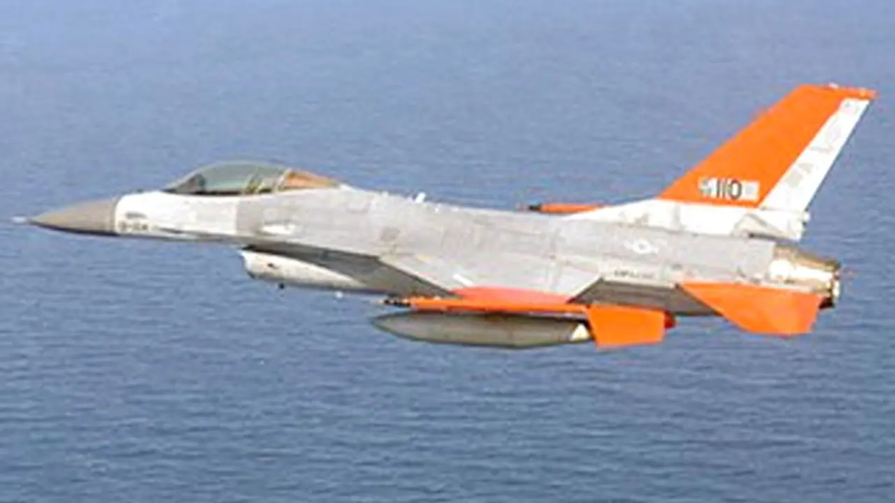 pesawat-f16-130925b.jpg