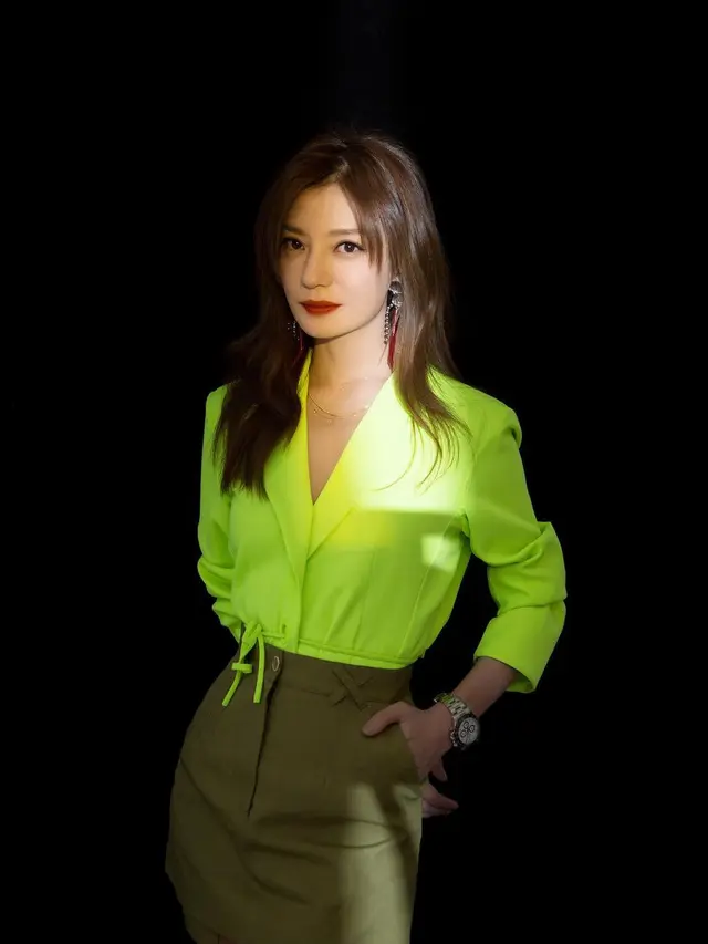 Gaya berpakaian Zhao Wei yang dihapus jejak digitalnya oleh Pemerintah China. (Instagram/ vicki_zhaowei)