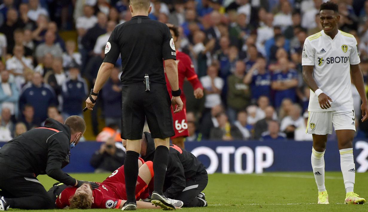 Karena cedera yang parah, Elliott pun mesti ditandu keluar lapangan. Sementara Pascal Struijk harus rela diusir wasit usai mendapat kartu merah. (Foto:AP/Rui Vieira)