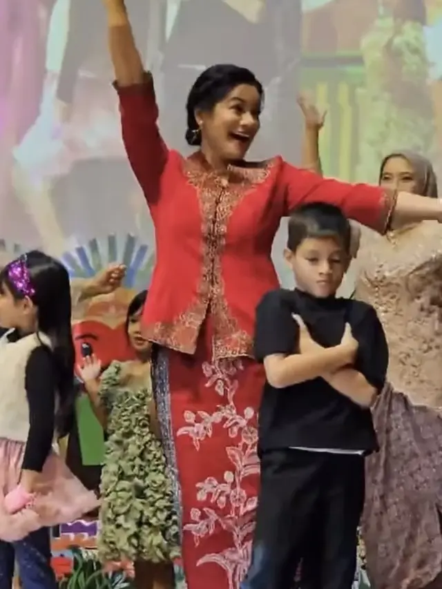 Potret Titi Kamal ketika hadir di wisuda TK putra keduanya. [@titi_kamall]