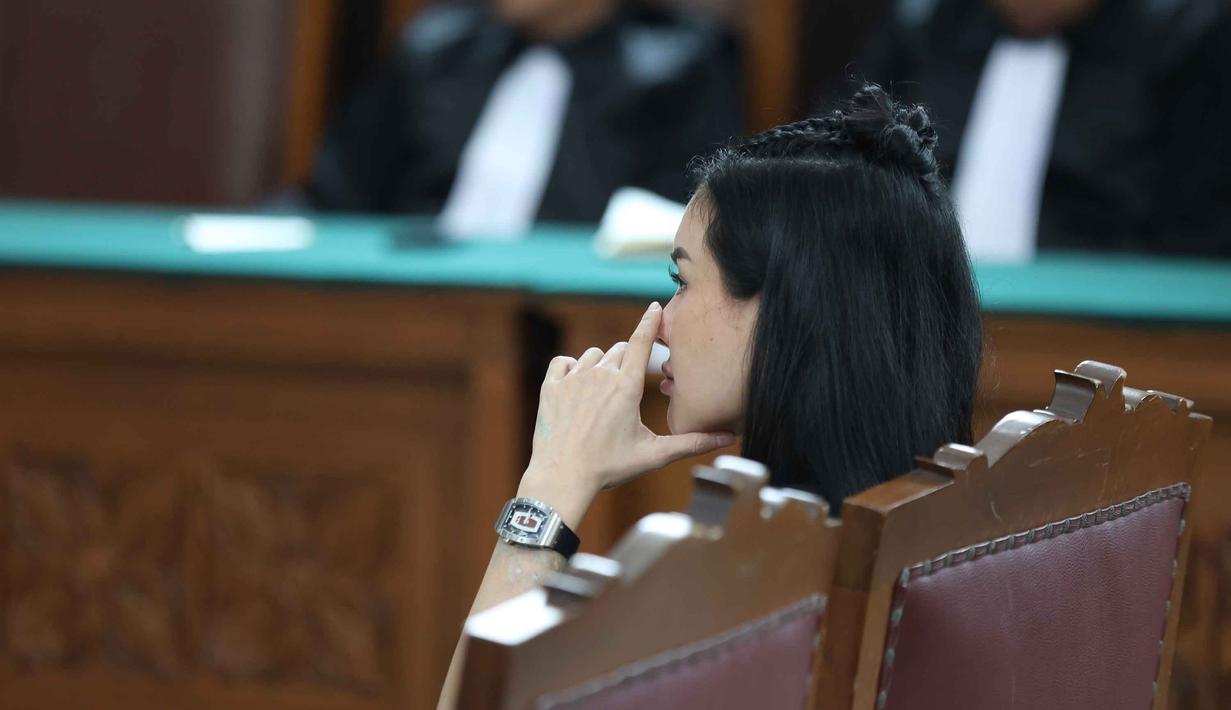 Terdakwa kasus pemerasan dan Tindak Pidana Pencucian Uang (TPPU), Nikita Mirzani saat mengikuti sidang pembacaan putusan di Pengadilan Negeri Jakarta Selatan, Selasa (28/10/2025). (Kapanlagi.com/Budy Santoso)