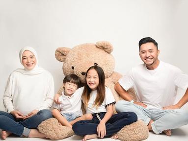 Jelang melahirkan, Dian Ayu jalani pemotretan maternity shoot. Usung konsep simpel degan outfit sederhana berwarna putih, keluarga kecil ini akan semakin berwarna karena buah hati ketiganya segara lahir ke dunia. Boneka besar yang menjadi properti untuk pemotretan membuat konsep pemotretan Dian Ayu kali ini terlihat unik. (Liputan6.com/IG/@dianayulestari)