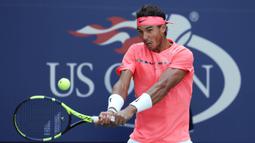 Petenis Spanyol, Rafael Nadal, mengembalikan bola saat bertanding melawan petenis Ukraina, Alexandr Dolgopolov, pada turnamen AS Terbuka 2017 di New York, Senin (4/9/2017). Nadal menang 6-2, 6-4, 6-1 atas Alexandr Dolgopolov. (AP/Julie Jacobson)