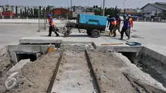 Pekerja membawa mesin disel saat pembongkaran beton rel kereta utama di Pelabuhan Tanjung Priok, Jakarta, Jumat (11/9/2015). Penutupan jalur kereta oleh Pelindo II membuat tidak efisiensi waktu bongkar pasang. (Liputan6.com/Gempur M Surya)
