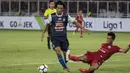 Gelandang Arema FC, Hanif Sjahbandi, menghindari tekel gelandang Persija Jakarta, Sandi Sute, pada laga Liga 1 di SUGBK, Jakarta, Sabtu (31/3/2018). Persija menang 3-1 atas Arema FC. (Bola.com/Vitalis Yogi Trisna)