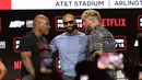 Setelah kedua petinju lebih tenang, Tyson dan Paul kemudian melakukan faceoff untuk diabadikan awak media yang hadir. (Michael loccisano / GETTY IMAGES NORTH AMERICA / Getty Images via AFP)