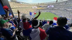 Suporter Timnas Prancis bersorak sambil mengibarkan bendera usai Les Bleus mengalahkan Swedia 3-0 pada babak 32 besar Piala Dunia 2026 di MetLife Stadium, New York, New Jersey, Selasa (30/6/2026) waktu setempat atau Rabu (1/7/2026) dini hari WIB. Kemenangan ini memastikan Prancis melaju ke babak 16 besar. (KLY Sports/Hery Kurniawan)