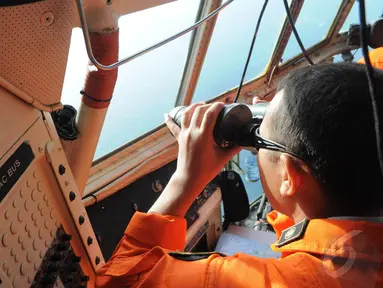 Anggota Basarnas meneropong ke arah perairan Belitung Timur saat melakukan pencarian pesawat AirAsia QZ8501, Senin (29/12/2014). (Liputan6.com/Herman Zakharia)