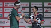 Pebulu tangkis Denmark Viktor Axelsen dan pebulu tangkis tunggal putra Indonesia Jonatan Christie berjabat tangan saat penyerahan medali Japan Open 2023 di Tokyo, Minggu (30/7/2023). (AP Photo/Hiro Komae)
