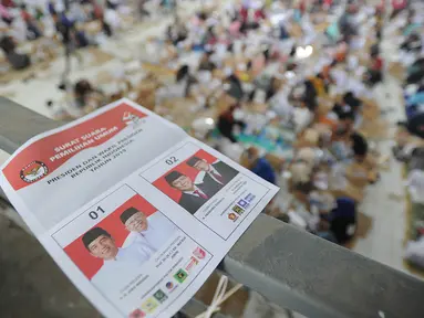 Surat suara untuk Pilpres 2019 yang akan dilipat di Gudang KPU, Cibinong, Bogor, Kamis (7/3). Libur Nyepi, dimanfaatkan 650 pekerja menyelesaikan tenggat waktu penyortiran dan pelipatan 17 juta surat suara Pemilu 2019. (merdeka.com/Arie Basuki)