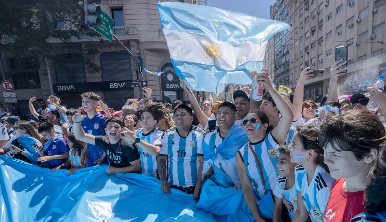 Para suporter merayakan kemenangan timnas sepak bola Argentina atas Prancis pada pertandingan sepak bola final Piala Dunia Qatar 2022 di Buenos Aires, Argentina, 18 Desember 2022. Argentina menang 4-2 dalam drama adu penalti setelah pertandingan berakhir imbang dengan skor 3-3. (AP Photo/Victor R. Caivano)