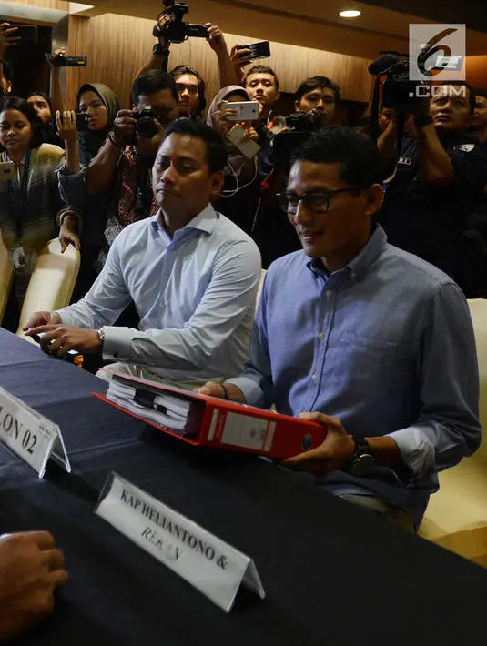 Cawapres nomor urut 02 Sandiaga Uno menyerahkan Laporan Penerimaan dan Pengeluaran Dana Kampanye (LPPDK) Pilpres 2019 kepada petugas KPU di Jakarta, Kamis (2/5/2019). Menurut Sandi, sistem TI KPU yang tak optimal membuat BPN harus melaporkan dana kampanye secara manual. (merdeka.com/Imam Buhori)