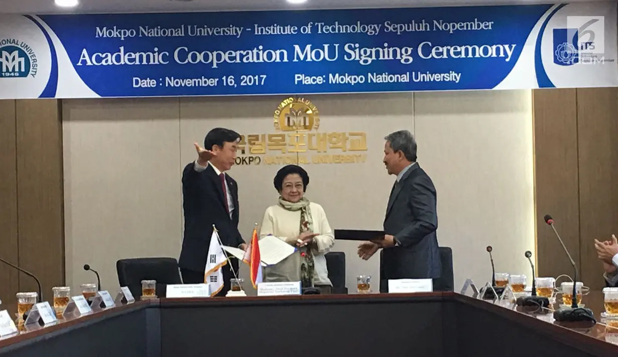 Presiden ke-5 RI Megawati Soekarnoputri usai menyaksikan penandatangan Kerjasama Ilmu Teknik Perkapalan antara Institut Negeri Sepuluh November (ITS) dengan Mokpo National University , Il Cho di Korea Selatan, Kamis (16/11). (Liputan6.com/ Andri Haryanto)