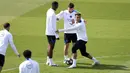 Bek Paris Saint-Germain asal Ekuador, Willian Pacho, penyerang Paris Saint-Germain asal Georgia, Khvicha Kvaratskhelia, dan gelandang Paris Saint-Germain asal Prancis, Desire Doue (kiri ke kanan) saat mengikuti sesi latihan klub sebelum pertandingan leg pertama semifinal Liga Champions 2025/2026 melawan klub Jerman, Bayern Muenchen, di PSG Campus, Poissy, Barat Laut Paris, pada Senin 27 April 2026. (FRANCK FIFE/AFP)
