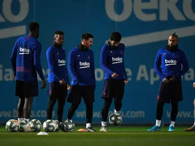 Para pemain Barcelona menghadiri sesi latihan di Joan Gamper Sports City di Sant Joan Despi (17/12/2019). Barcelona akan bertanding melawan Real Madrid dalam laga El Clasico di Camp Nou. (AFP/Lluis Gene)