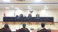 Majelis Kehormatan Mahkamah Konstitusi atau MKMK menggelar sidang dugaan pelanggaran kode etik terhadap Ketua MK Anwar Usman. (Merdeka.com/Muhammad Genantan Saputra)