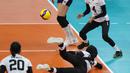 <p>Pemain Timnas voli putri Indonesia, Alridhania Risqamara (tengah) berusaha menjangkau bola saat menghadapi Kazakhstan pada laga Grup B AVC Challenge Cup 2024 di Rizal Memorial Coliseum, Manila, Filipina, Sabtu (25/5/2024). Indonesia kalah 0-3 (17-25, 13-25, 22-25). (Asian Volleyball Confederation)</p>