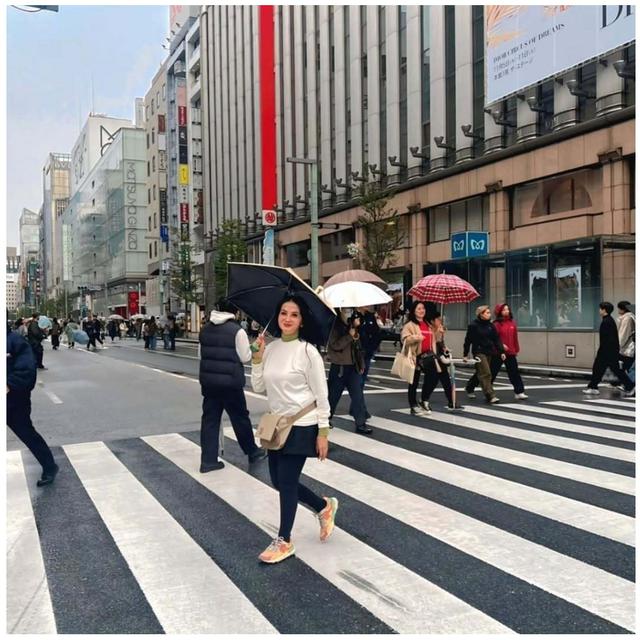 6 Gaya liburan Anna Maria istri Roy Marten, pesonanya di usia 61 tahun bikin kagum netizen