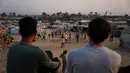 Anak-anak muda Palestina bermain voli di kamp tenda pengungsian di Zawayda, Jalur Gaza tengah, Selasa 4 November 2025. Berolahraga menjadi salah satu cara bagi anak muda Palestina untuk menunjukkan ketahanan dan mencari secercah kegembiraan di tengah konflik yang berkepanjangan antara Israel dan Hamas di Gaza. (AP Photo/Abdel Kareem Hana)