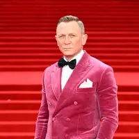 Penampilan pemeran James Bond, Daniel Craig dengan jas pink dicemooh. (Twitetr/007).