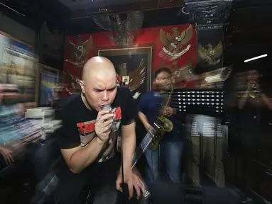 Musisi Ahmad Dhani saat berlatih musik dengan rekan-rekannya di Studio Republik Cinta, Jakarta, Selasa (30/12/2019). Ahmad Dhani langsung mengobati kerinduannya untuk bermusik dengan latihan bareng The Rock Indonesia Ahmad Dhani (TRIAD). (Fimela.com/Bambang E. Ros)