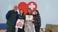 Brand & Creative Lead Google SEA Mira Sumanti bersama artis Vanesha Prescilla dan duo rapot saat meluncurkan kampanye #YukMoveOn bersama Google di Jakarta, Kamis (6/2/2020). Liputan6.com/Agustin Setyo Wardani