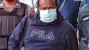 Tersangka kasus dugaan suap Bupati Mamberamo Tengah nonaktif, Ricky Ham Pagawak (RHP), berjalan memasuki gedung Merah Putih KPK, Jakarta, Senin (20/2/2023).  Ricky Ham Pagawak diamankan di tempat persembunyiannya di Kecamatan Abepura Jayapura, Papua pada Minggu 19 Februari 2023 sekira pukul 16.30 WIT. (Liputan6.com/Angga Yuniar)