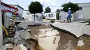 Kondisi jalan yang rusak parah akibat Gempa Magnitudo 6,7 di Sapporo, Hokkaido, Jepang, Kamis (6/9). Gempa magnitudo 6,7 yang mengguncang Hokkaido kemudian memicu tanah longsor. (Hiroki Yamauchi/Kyodo News via AP)