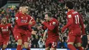 Penyerang Liverpool, Roberto Firmino berselebrasi bersama rekannyya usai mencetak gol ketiganya lewat titik penalti ke gawang Arsenal pada lanjutan Liga Inggris di Anfield Stadium (29/12). Liverpool menang telak atas Arsenal 5-1. (AP Photo/Rui Vieira)