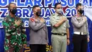 Gubernur DKI Jakarta Anies Baswedan (kedua kanan) bersama Kapolda Metro Jaya Irjen Pol Fadil Imran (kedua kiri) dan Pangdam Jaya Mayjen TNI Mulyo Aji (kiri) saat Apel Gelar Pasukan Operasi Zebra Jaya 2021 di Polda Metro Jaya, Jakarta, Senin (15/11/2021). (Liputan6.com/Herman Zakharia)