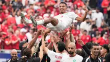 Pemain Maroko Azzedine Ounahi diangkat ke udara oleh rekan-rekan setimnya setelah pertandingan sepak bola babak 16 besar Piala Dunia melawan Kanada di Houston, Sabtu(04/07/2026). (AP Photo/David J. Phillip)