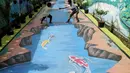 Anak-anak berpose di atas lukisan tiga dimensi atau 3D yang menghiasi aspal Jalan Husada, Pamulang, Tangerang Selatan, Selasa (27/3). Lukisan 3D ini dibuat warga untuk mengekspresikan keindahan serta tempat berswafoto. (Merdeka.com/Arie Basuki)