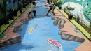 Anak-anak berpose di atas lukisan tiga dimensi atau 3D yang menghiasi aspal Jalan Husada, Pamulang, Tangerang Selatan, Selasa (27/3). Lukisan 3D ini dibuat warga untuk mengekspresikan keindahan serta tempat berswafoto. (Merdeka.com/Arie Basuki)