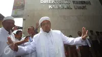 Pimpinan Front Pembela Islam (FPI) Rizieq Shihab tiba di Polda Metro Jaya, Jakarta, Rabu (1/2). Rizieq Shihab akan diperiksa sebagai saksi terkait kasus dugaan makar yang disangkakan pada Sri Bintang Pamungkas (SBP). (Liputan6.com/Immanuel Antonius)